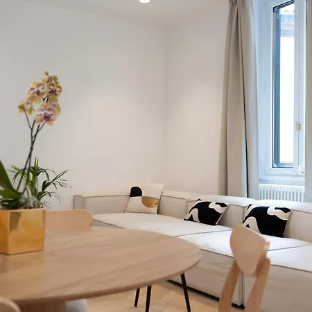 Duomo Prestige-luxury 2br Near Duomo,2 Bathrooms, King Beds, Office & Balcony * Milão