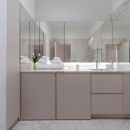 Duomo Prestige-luxury 2br Near Duomo,2 Bathrooms, King Beds, Office & Balcony * Milão